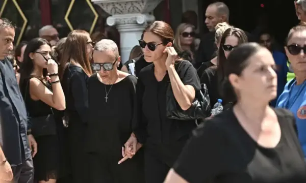 Κηδεία Δημήτρη Κόκοτα: Υποβασταζόμενη και εμφανώς καταβεβλημένη η αδελφή του