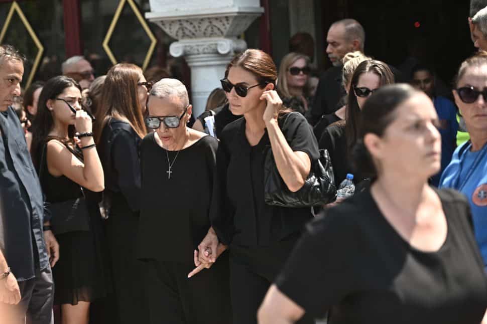 Κηδεία Κόκοτα: Η αδελφή του Έλλη υποβασταζόμενη και εμφανώς καταβεβλημένη στο τελευταίο αντίο