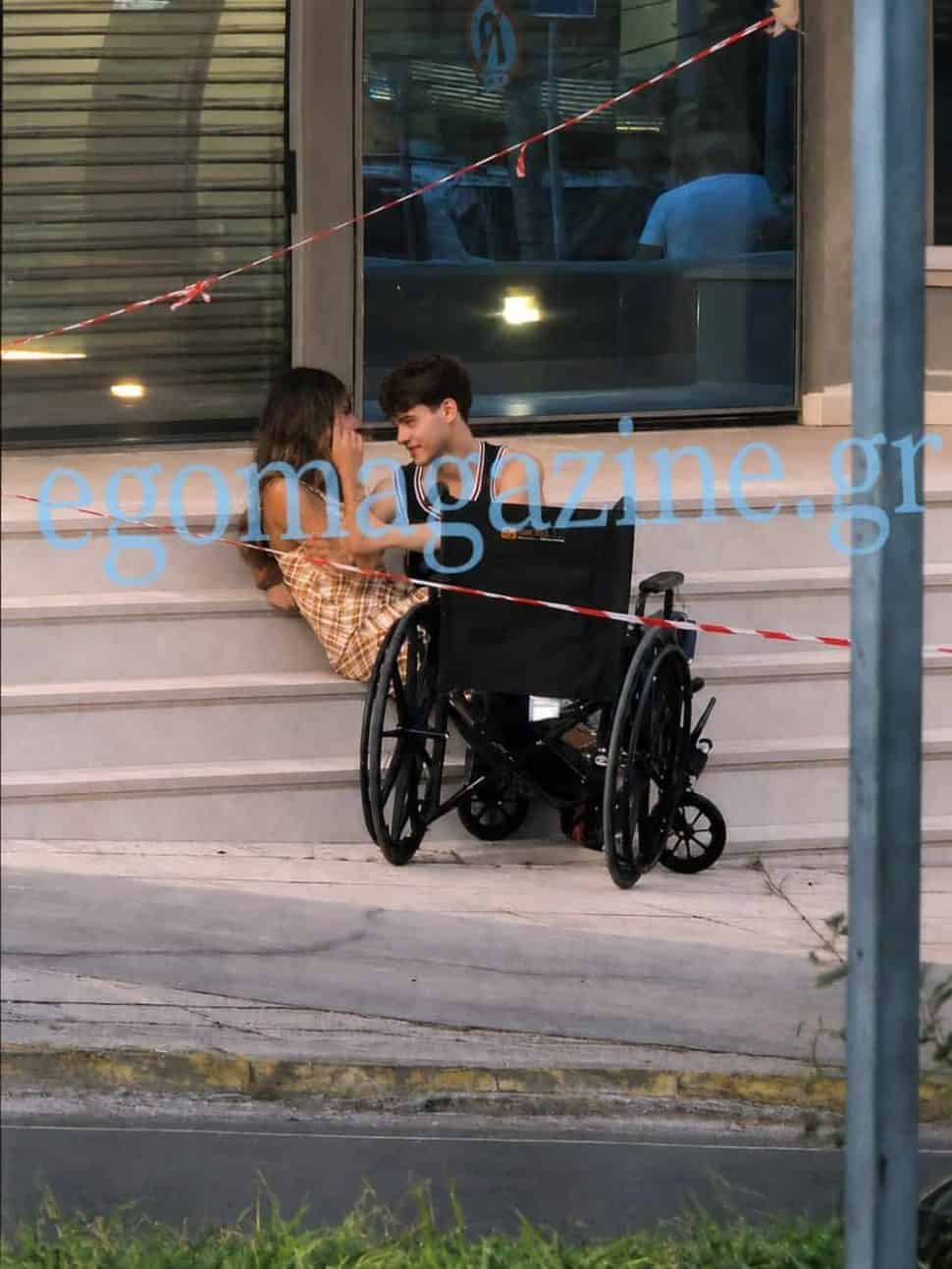 Σταύρος Φλώρος: Παθιασμένα φιλιά με τη σύντροφό του στη μέση του δρόμου (video)