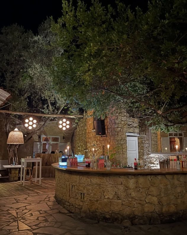 «Αλέκος» στον Κάλαμο: Από το beach mood στα βραδινά πάρτι του καλοκαιριού