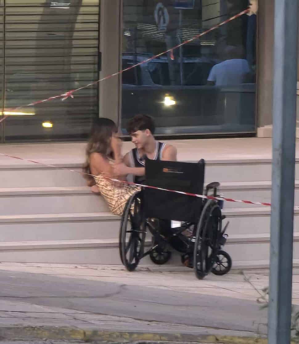 Σταύρος Φλώρος: Η γυναίκα που στέκεται δίπλα του με κερί αναμμένο – Βράχος μέχρι να έρθει το τεχνητό μέλος