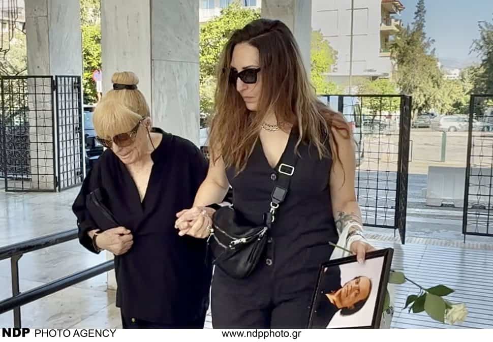 Λάκης Χαλκιάς: Η σύζυγός του κατέρρευσε πάνω στο φέρετρο στο τελευταίο αντίο