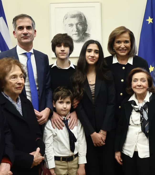Ο Παύλος Μπακογιάννης, η Δανάη, ο Δήμος και το εξώγαμο: η νέα φωτογραφία με τον 19χρονο γιο του σήμερα