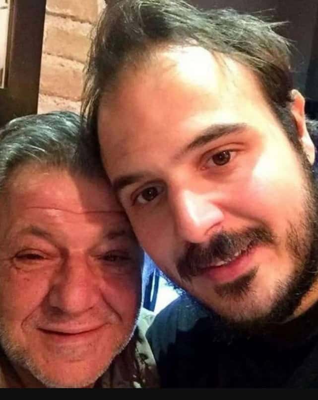 Ο γιος του Παρτσαλάκη ερωτευμένος: Διακοπές στη Μάνη με τη σύντροφό του – Έτοιμος να γίνει παππούς ο ηθοποιός