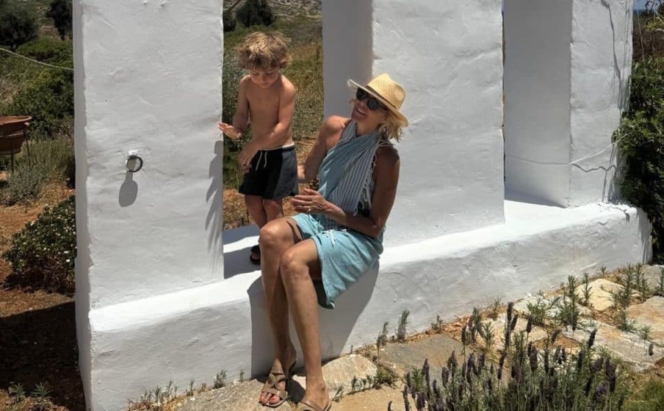 Η οικογένεια της Τζένης Μπαλατσινού στην Πάτμο: Παιδιά, εγγόνια, γαμπροί, σύζυγοι, όλοι μαζί (φωτογραφίες)