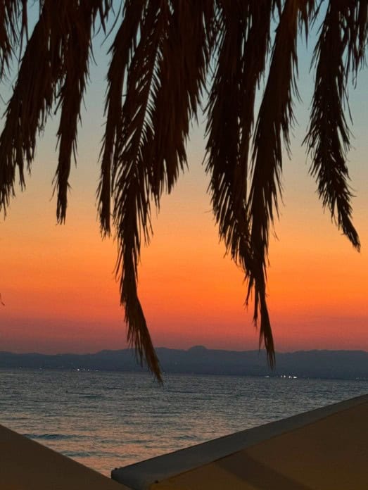 Η Ρούλα ξανάγινε 25: Οι φωτογραφίες από τις καλοκαιρινές της διακοπές, παρέες, γέλια και αλμύρα