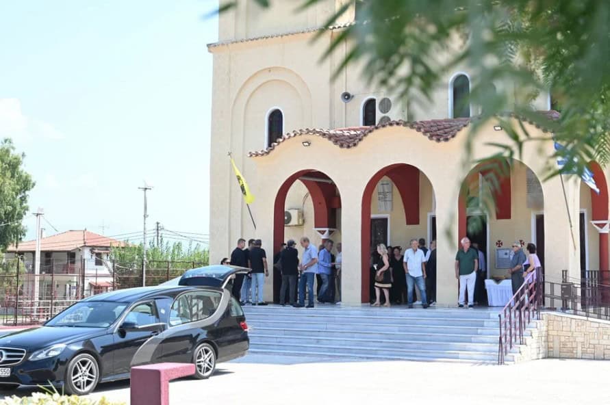 Μάκης Τριανταφυλλόπουλος: Στην κηδεία του αδερφού του – Εξαφανισμένη η Κιμ Κίλιαν