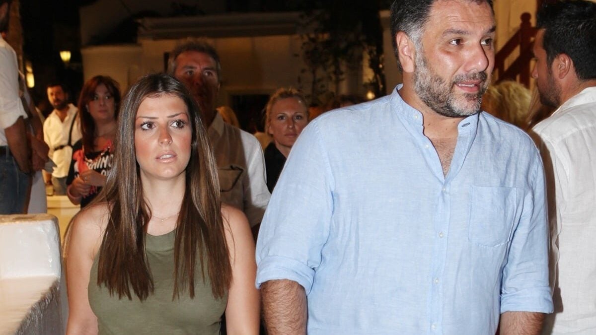 Ο Αρναούτογλου junior ποζάρει αγκαλιά με τη μαμά του στο Ναύπλιο