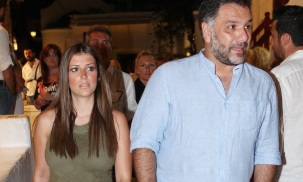 Ο Αρναούτογλου junior ποζάρει αγκαλιά με τη μαμά του στο Ναύπλιο