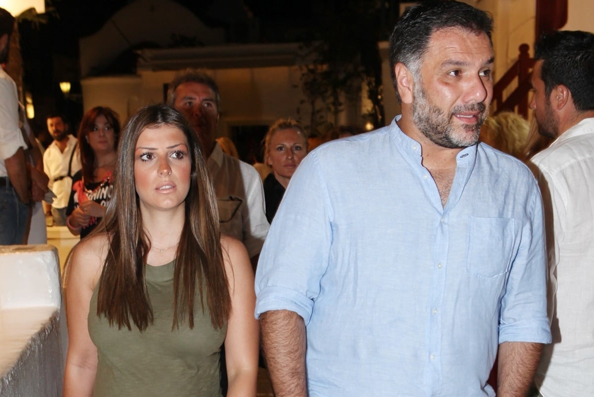 Ο Αρναούτογλου junior ποζάρει αγκαλιά με τη μαμά του στο Ναύπλιο