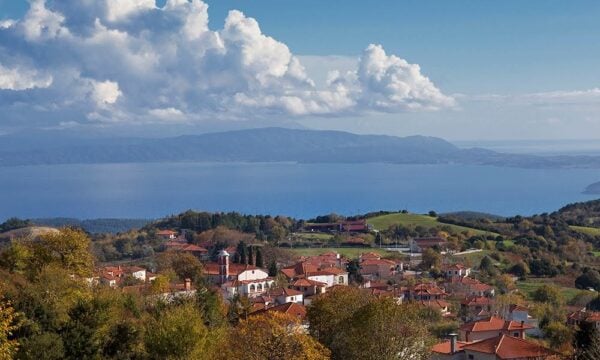 1 ώρα και 36 λεπτά από τη Θεσσαλονίκη: Το χωριό όπου η θάλασσα φαίνεται από ψηλά και η ιστορία είναι θαμμένη κάτω από τα πόδια σου