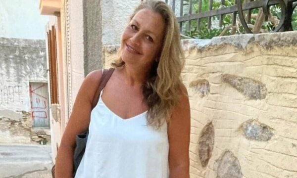 Βικτώρια στη Σύρο: Η 51χρονη έπεσε σε κώμα μετά από τσίμπημα από τσιμπούρι, με εγκεφαλίτιδα και χωρίς μνήμη