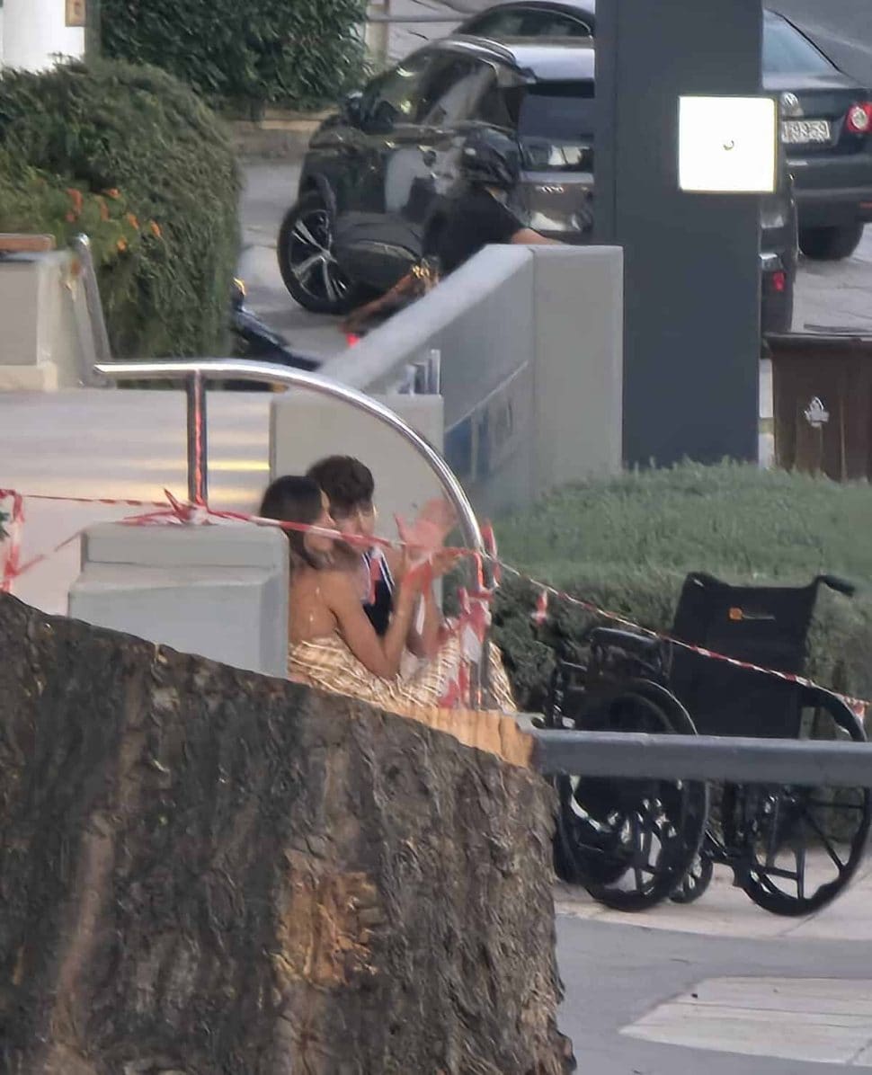 Σταύρος Φλώρος: Η γυναίκα που στέκεται δίπλα του με κερί αναμμένο – Βράχος μέχρι να έρθει το τεχνητό μέλος