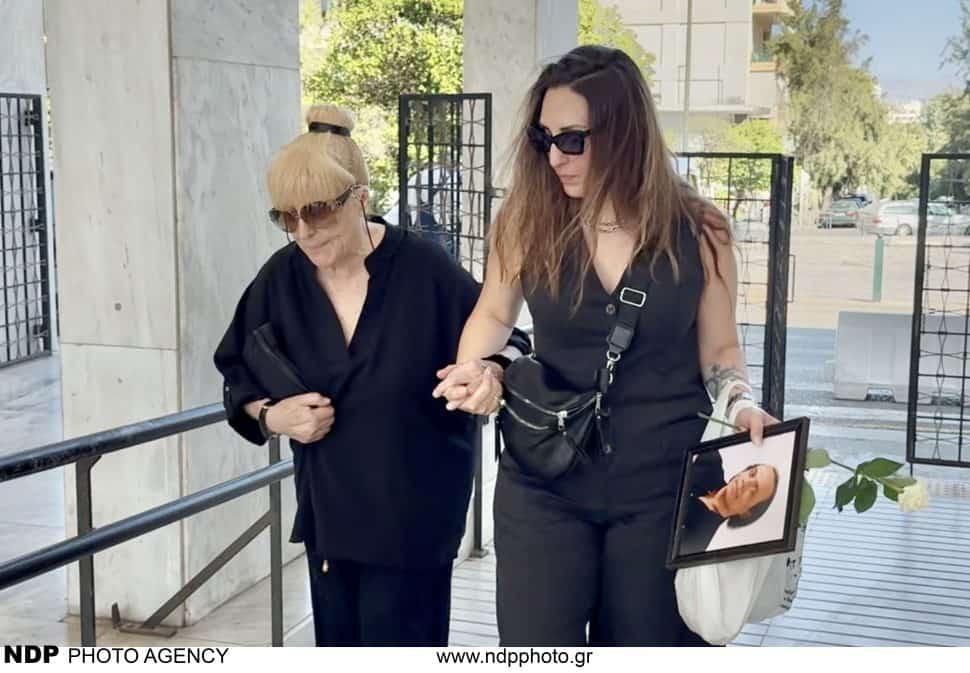 Λάκης Χαλκιάς: Η σύζυγός του κατέρρευσε πάνω στο φέρετρο στο τελευταίο αντίο
