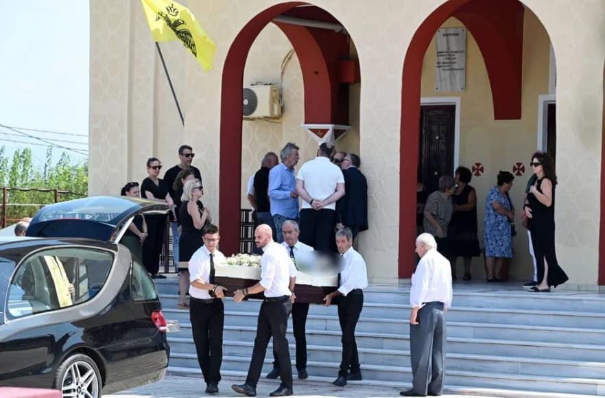 Μάκης Τριανταφυλλόπουλος: Στην κηδεία του αδερφού του – Εξαφανισμένη η Κιμ Κίλιαν