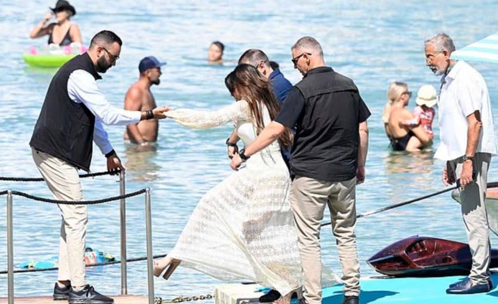 Κίμπερλι Γκίλφοϊλ: Παραλίγο να πέσει στο κενό με 20ποντα τακούνια στο σκάφος