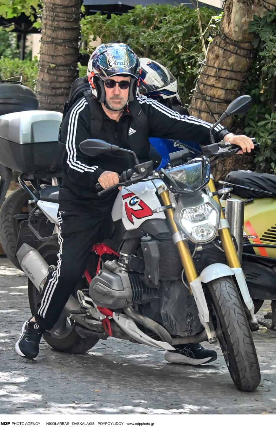 Σπύρος Παπαδόπουλος: Το περίεργο σκουφάκι που φόρεσε μέσα στον καύσωνα και οι φωτογραφίες που προκάλεσαν απορίες