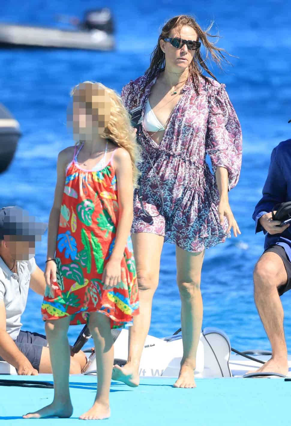 Καγιά και η κόρη της: Κατάξανθη, με σγουρό μαλλί μέχρι τη μέση και πανύψηλη στη Μύκονο