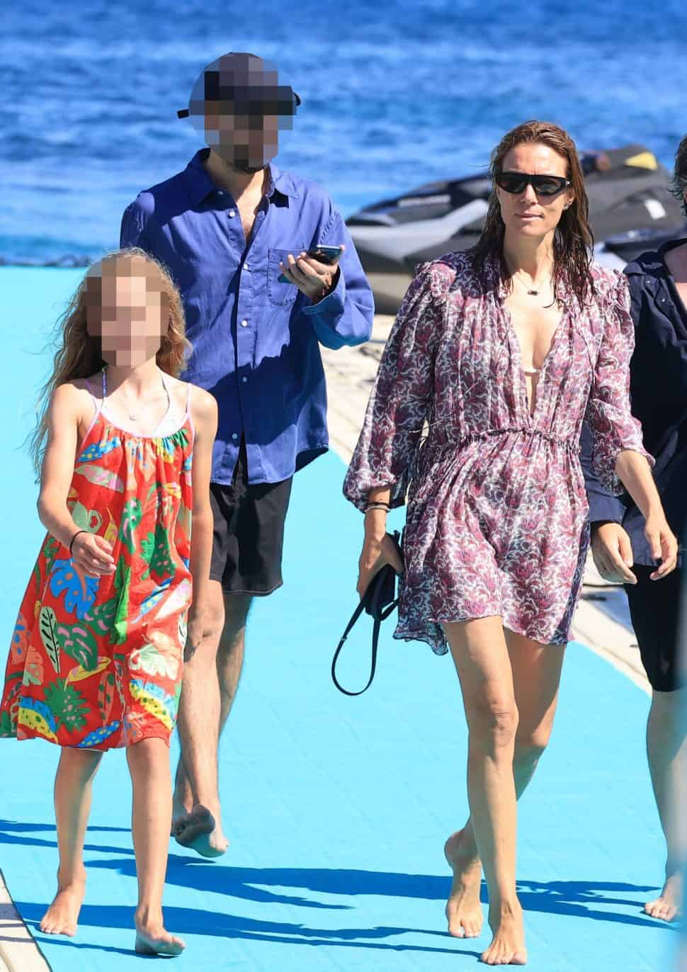 Καγιά και η κόρη της: Κατάξανθη, με σγουρό μαλλί μέχρι τη μέση και πανύψηλη στη Μύκονο