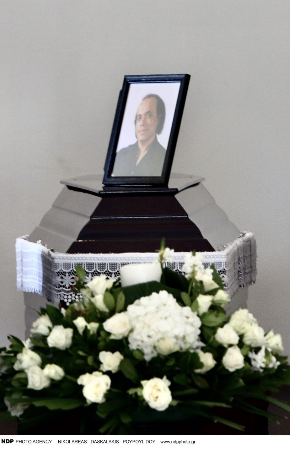 Λάκης Χαλκιάς: Η σύζυγός του κατέρρευσε πάνω στο φέρετρο στο τελευταίο αντίο