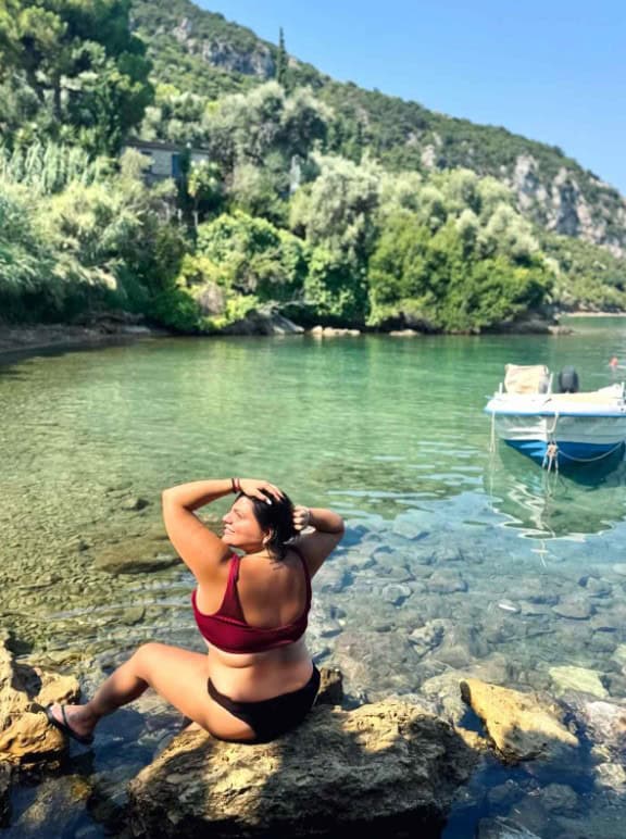 Δανάη Μπάρκα: Το κόκκινο μπικίνι που άναψε αντιδράσεις και τα σχόλια-ντροπή στη χώρα όπου «μόνο φάλαινες υπάρχουν»
