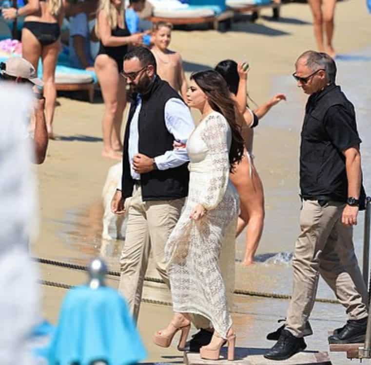 Κίμπερλι Γκίλφοϊλ: Παραλίγο να πέσει στο κενό με 20ποντα τακούνια στο σκάφος