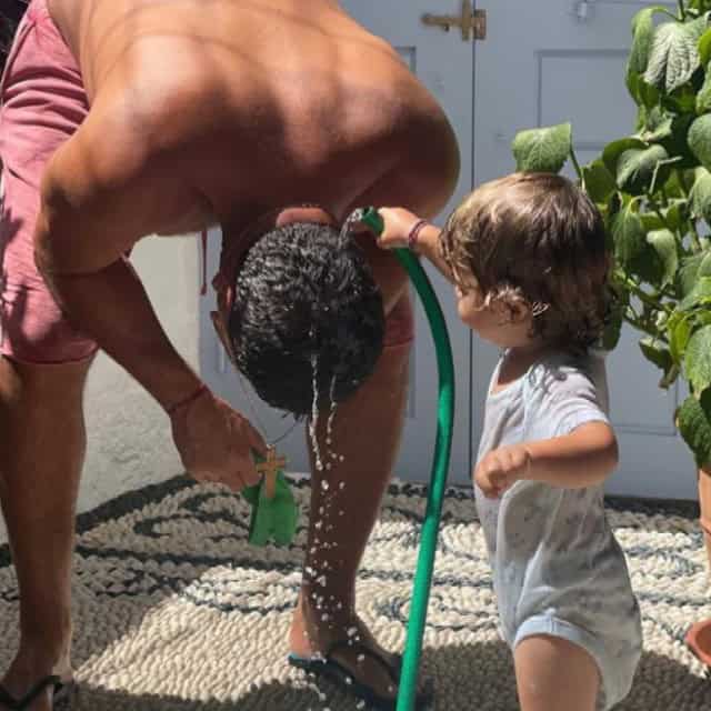 Η οικογένεια της Τζένης Μπαλατσινού στην Πάτμο: Παιδιά, εγγόνια, γαμπροί, σύζυγοι, όλοι μαζί (φωτογραφίες)
