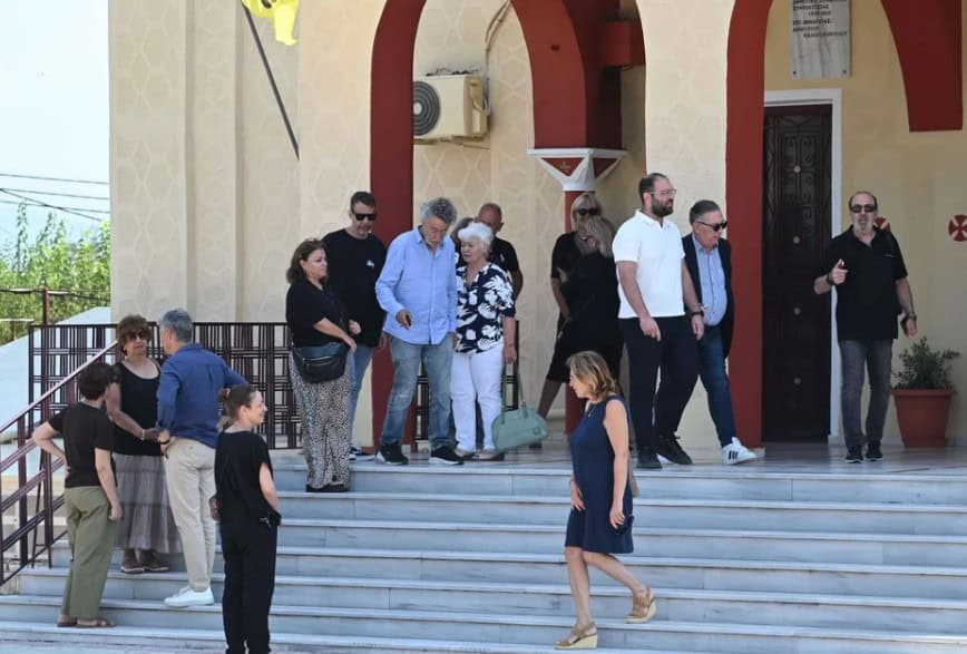 Μάκης Τριανταφυλλόπουλος: Στην κηδεία του αδερφού του – Εξαφανισμένη η Κιμ Κίλιαν