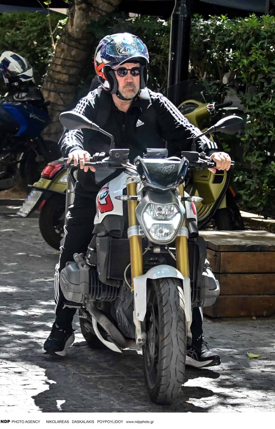 Σπύρος Παπαδόπουλος: Το περίεργο σκουφάκι που φόρεσε μέσα στον καύσωνα και οι φωτογραφίες που προκάλεσαν απορίες