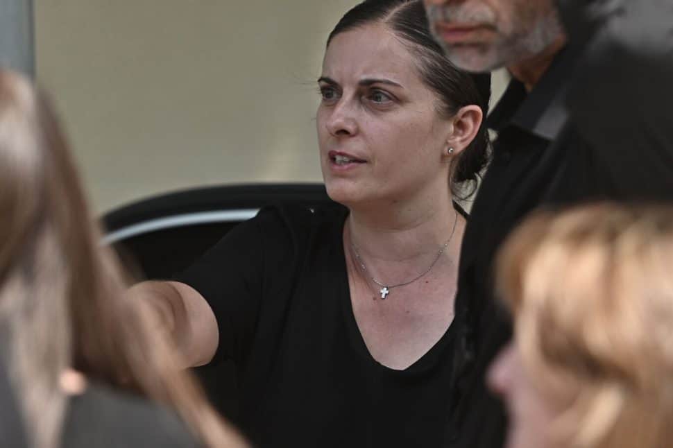 Κηδεία Κόκοτα: Η αδελφή του Έλλη υποβασταζόμενη και εμφανώς καταβεβλημένη στο τελευταίο αντίο