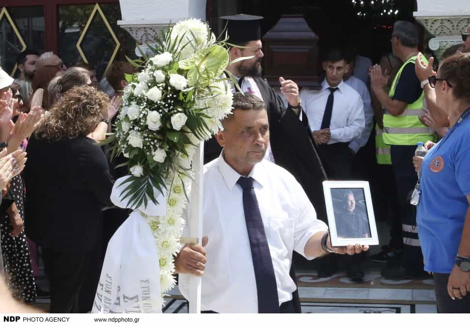 Κηδεία Κόκοτα: Η κόρη του Ριάνα σε αναφιλητά – Σε ποιανού την αγκαλιά έπεσε μόλις βγήκε από την εκκλησία;