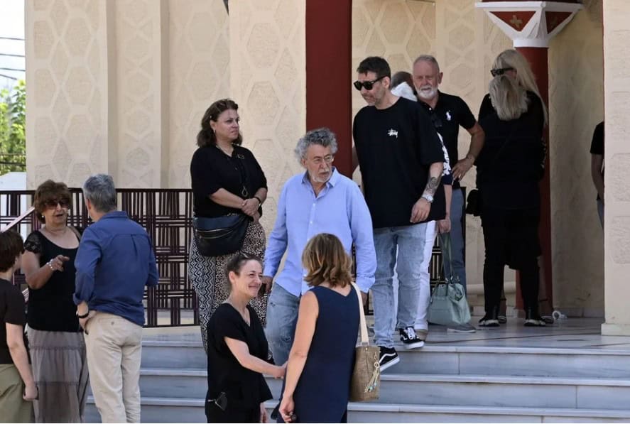 Μάκης Τριανταφυλλόπουλος: Στην κηδεία του αδερφού του – Εξαφανισμένη η Κιμ Κίλιαν