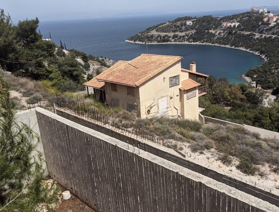 Επένδυση του Μπιμπίλα: Αγοράζει εξοχικό στο Σοφικό πάνω από το σπίτι του Φιλιππίδη