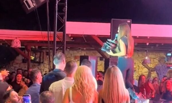 Ιουλία Καλλιμάνη: Της πέταξε λουλούδια στο κεφάλι και του τα επέστρεψε – «Εσένα σ’ αρέσει αυτό…» (βίντεο)