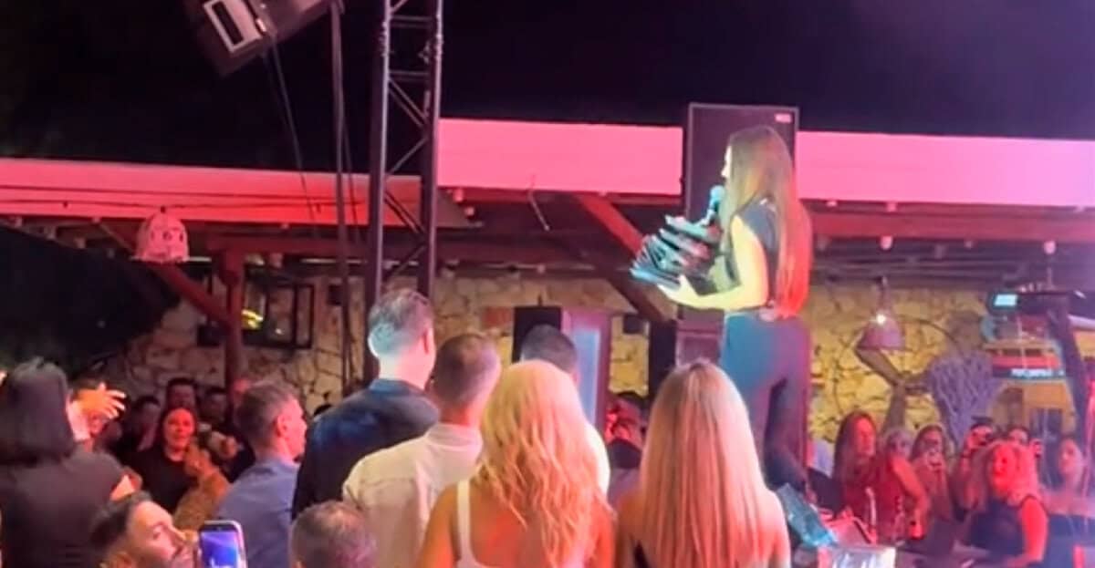Ιουλία Καλλιμάνη: Της πέταξε λουλούδια στο κεφάλι και του τα επέστρεψε – «Εσένα σ’ αρέσει αυτό…» (βίντεο)
