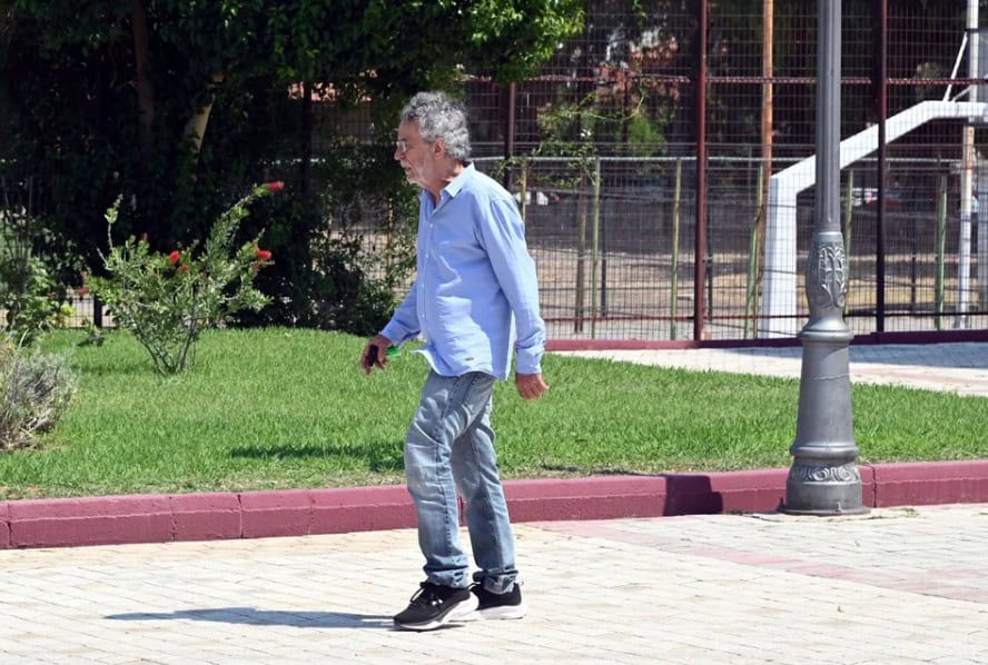 Μάκης Τριανταφυλλόπουλος: Στην κηδεία του αδερφού του – Εξαφανισμένη η Κιμ Κίλιαν