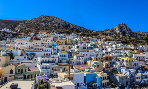 Αυτό είναι το ελληνικό νησί που ο Guardian χαρακτηρίζει ως τον «κρυφό παράδεισο της Ευρώπης»