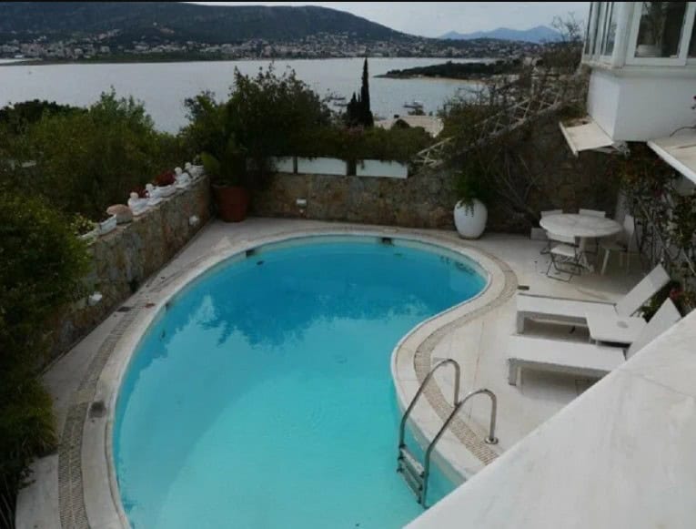 Εννιά χρόνια από τον θάνατο της Λάσκαρη: Η σφαγή για τα κοσμήματα, οι μαύρες σακούλες με τις τουαλέτες και γιατί δεν πουλιέται η βίλα-φάντασμα στο Πόρτο Ράφτη;
