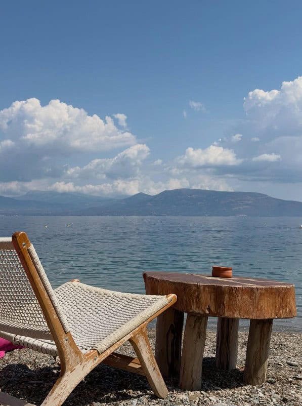 «Αλέκος» στον Κάλαμο: Από το beach mood στα βραδινά πάρτι του καλοκαιριού