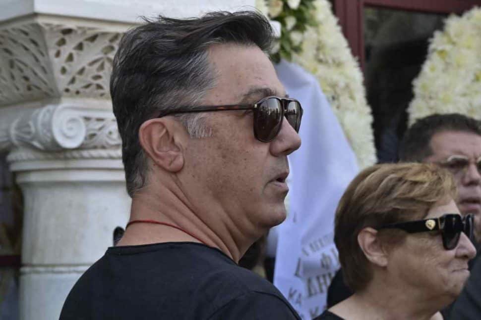 Κηδεία του Κόκοτα: Απόντα τα μεγάλα ονόματα, ούτε Βίσση ούτε Βανδή έδωσαν το παρών στο τελευταίο αντίο (φωτογραφίες)