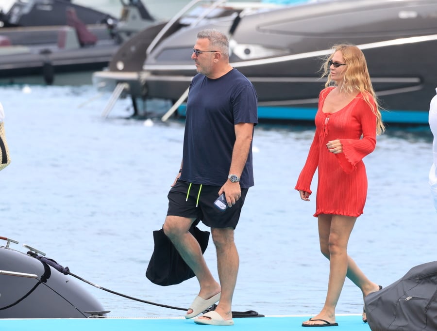 Αντώνης Ρέμος και Υβόννη Μπόσνιακ στη Μύκονο για καλοκαιρινές διακοπές – Φωτογραφίες