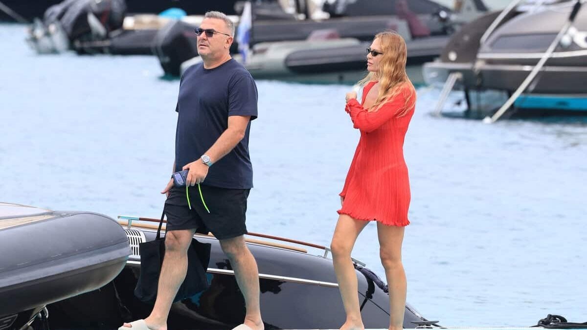 Υβόννη: Το διάφανο φόρεμα που συζητήθηκε στη Μύκονο (φωτογραφίες)