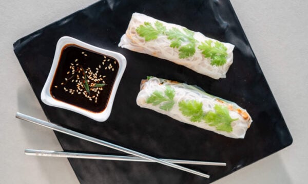 Βιετναμέζικα Spring Rolls με Μαριναρισμένο Σολομό, Τραγανά Λαχανικά και Σάλτσα Φυστικοβούτυρου