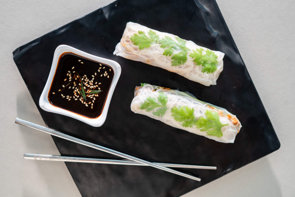 Βιετναμέζικα Spring Rolls με Μαριναρισμένο Σολομό, Τραγανά Λαχανικά και Σάλτσα Φυστικοβούτυρου