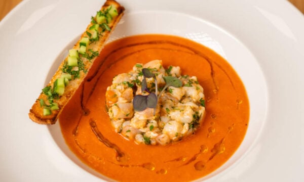 Gazpacho με Μαριναρισμένες Γαρίδες, Καλοκαιρινά Λαχανικά και Αρωματικά Βότανα