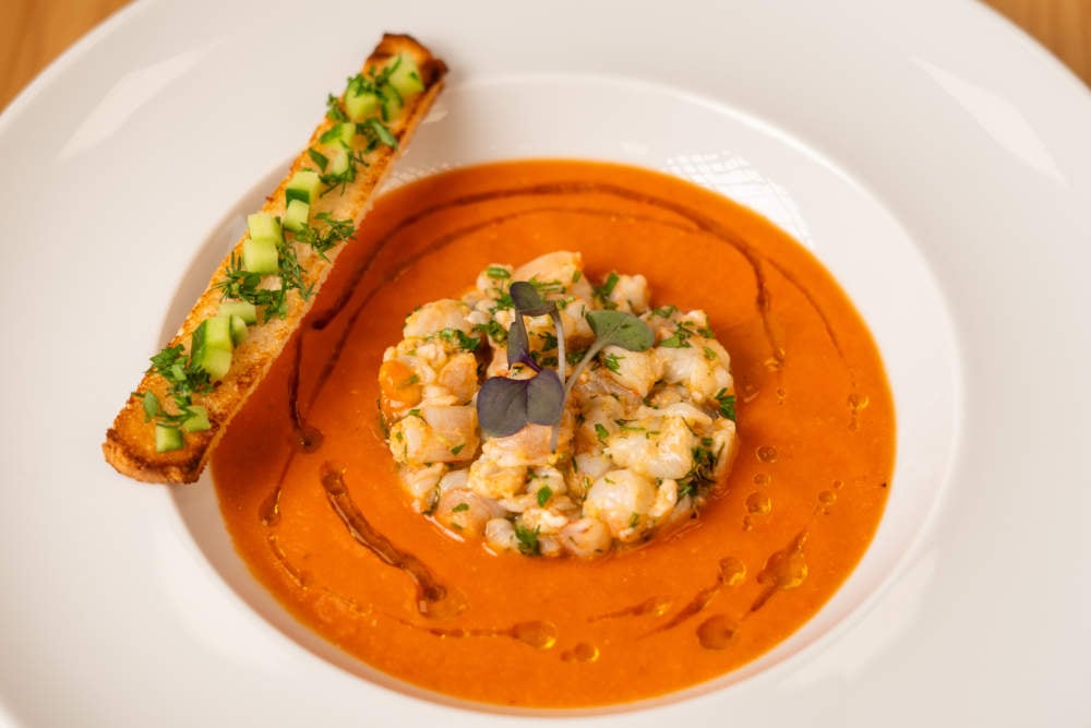 Gazpacho με Μαριναρισμένες Γαρίδες, Καλοκαιρινά Λαχανικά και Αρωματικά Βότανα