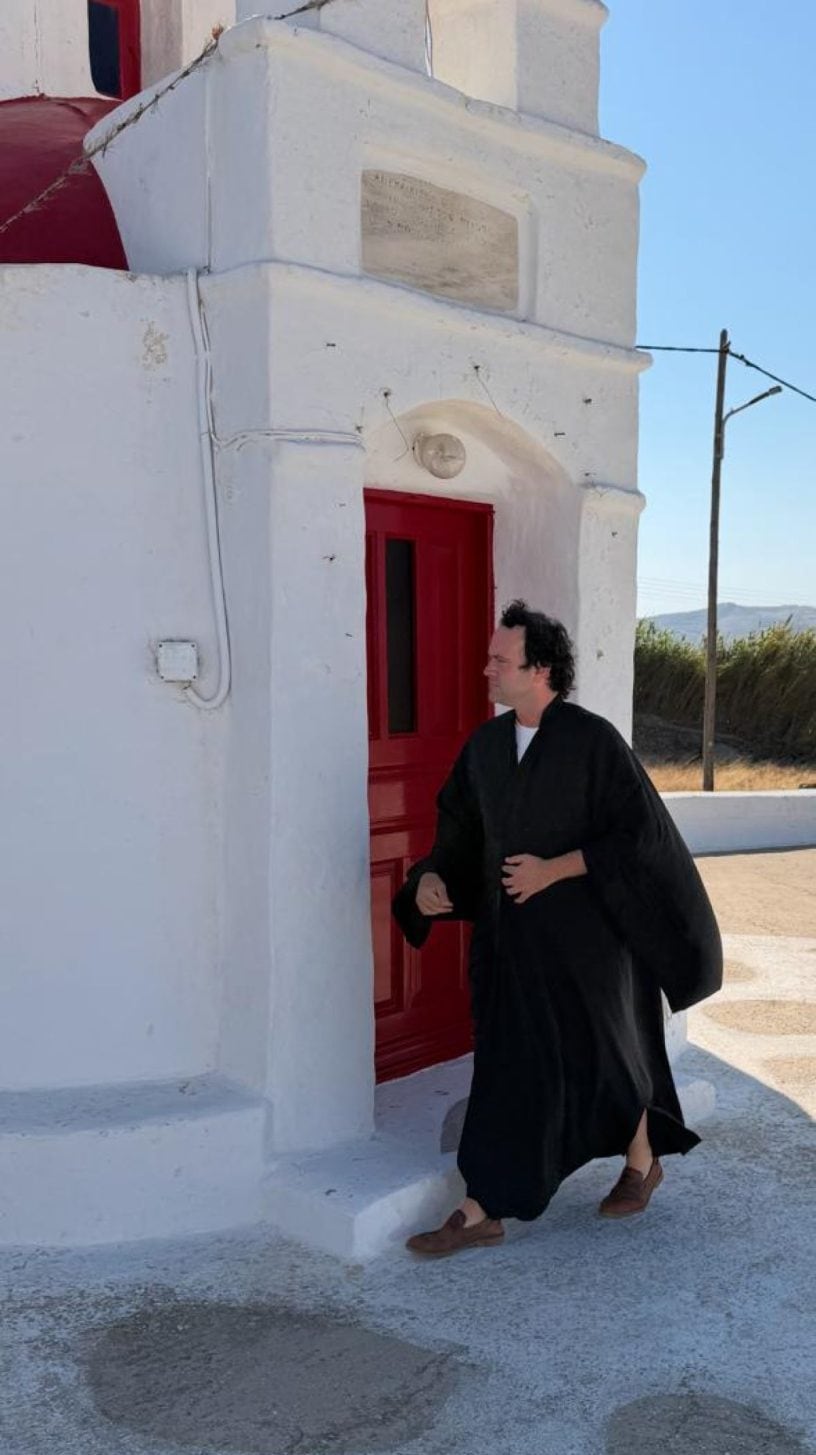 Συνεργάτης της Καινούργιου κλείστηκε σε μοναστήρι: Από τα τηλεπαράθυρα στα ράσα – Τι συνέβη (Φωτογραφίες)