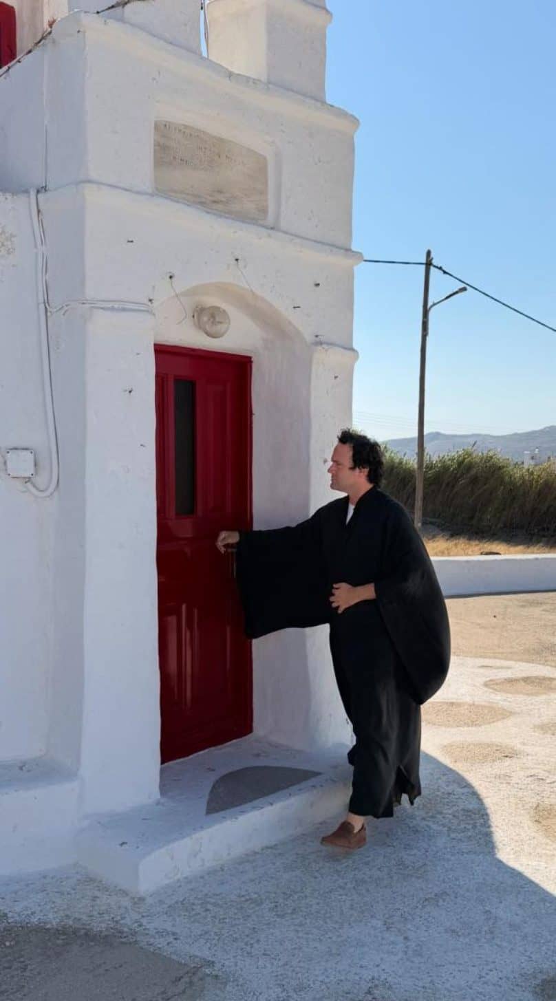 Συνεργάτης της Καινούργιου κλείστηκε σε μοναστήρι: Από τα τηλεπαράθυρα στα ράσα – Τι συνέβη (Φωτογραφίες)