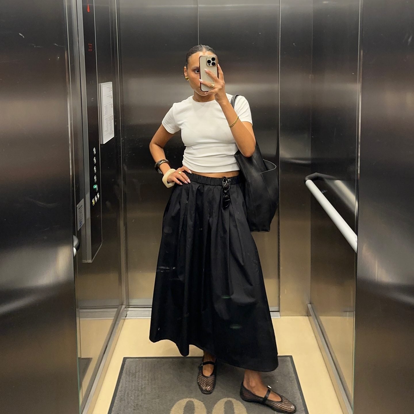 Καύσωνας στην πόλη: 4 δροσερά outfits με basic κομμάτια