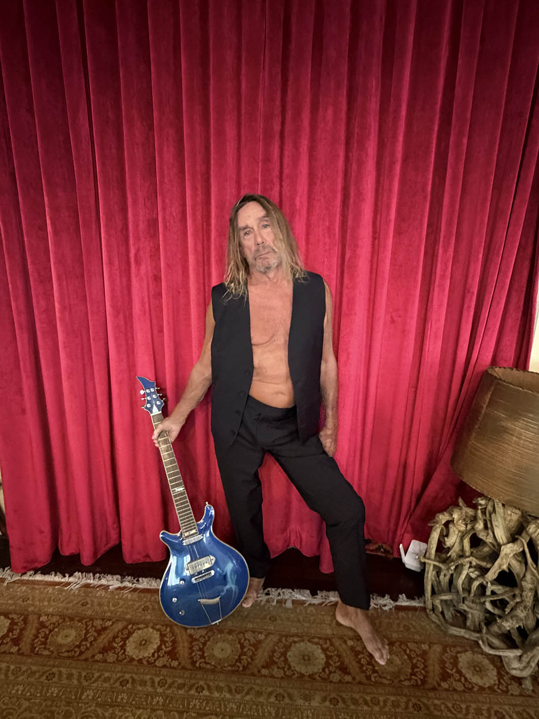 Ο Iggy Pop φόρεσε ένα μαύρο μάλλινο γιλέκο Dior με ασορτί παντελόνι.